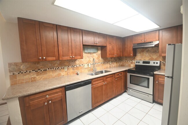 Building Photo - 8340 La Roche Ln