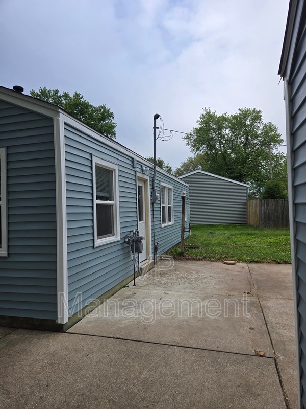 Building Photo - 7420 N Oak St