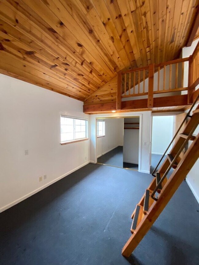 Building Photo - 6534 Del Playa Dr