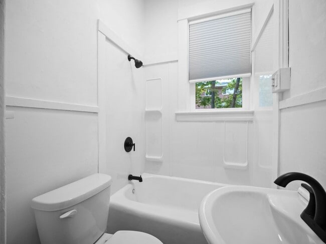 Building Photo - Quaint and Cute 1 Bedroom Close to Hospitals