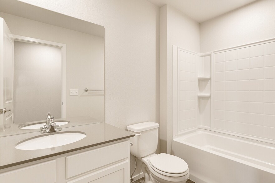 Main Bath - 2726 Barnstormer St