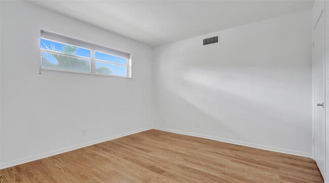 Building Photo - 681 S Hollybrook Dr