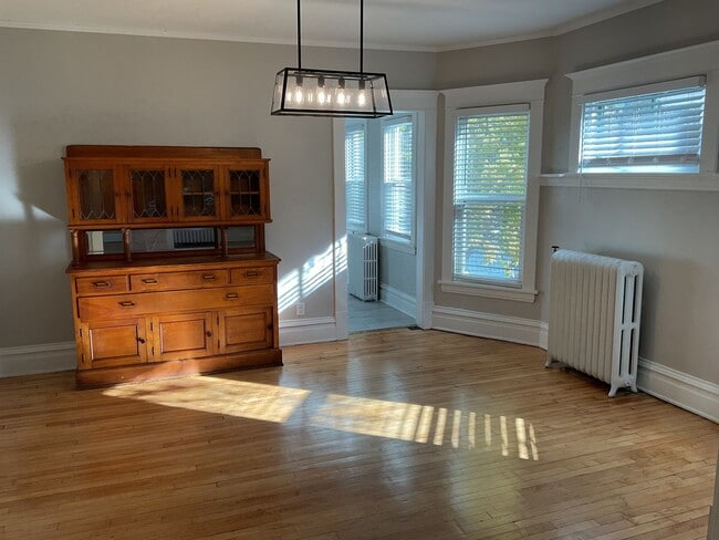 Building Photo - Beautifully Updated 4 BR/2 BA Upper-Level Duplex in Minneapolis with 2-Car Garage!