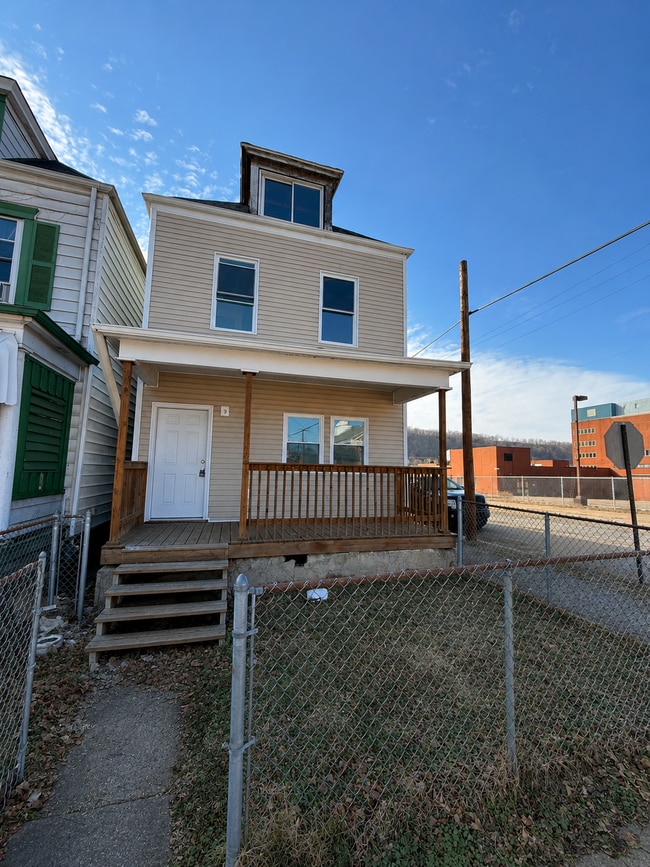 Building Photo - 569 4th Ave
