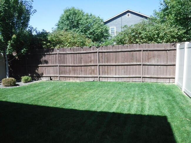 Building Photo - Beautiful and spacious 4 bed 2.5 bath home in Sovi Sub just off Eagle and Victory