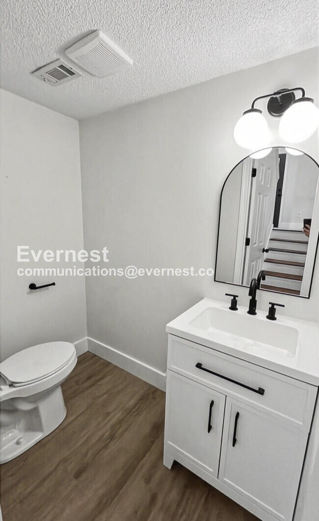 Building Photo - 3 Bed/2.5 Bath Home with Garage / Pet-Friendly / Vouchers Accepted / Available Now!