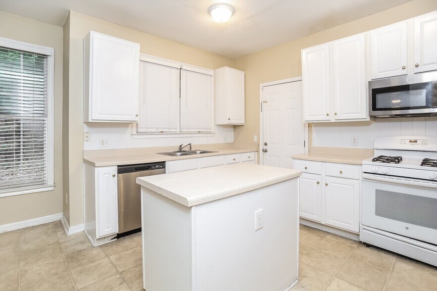 Building Photo - 5111 Staplehurst Ln