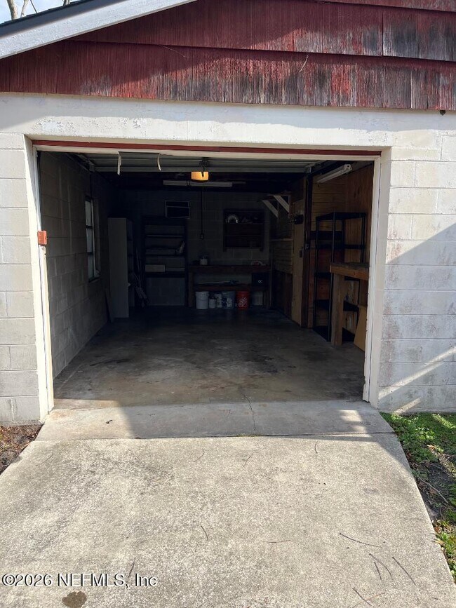 Building Photo - 1337 Menna St