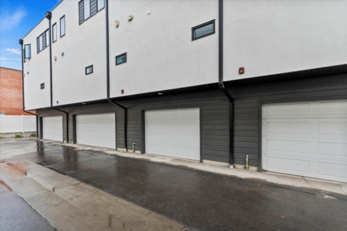 Building Photo - 1590 S 900 W
