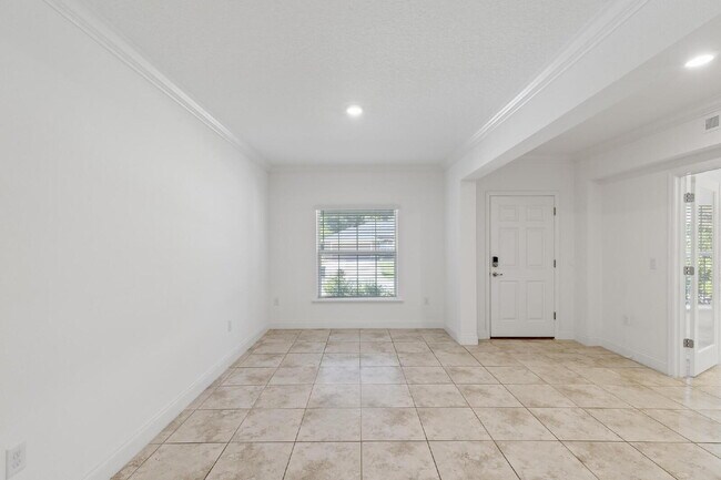 Building Photo - CLOSE TO EVERYTHING!