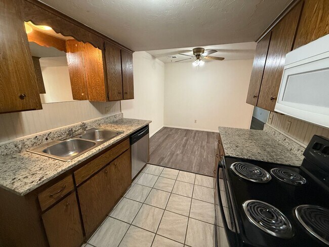 Building Photo - Three bedroom duplex with vinyl flooring. ...