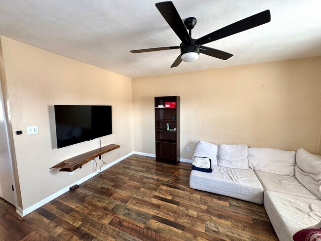 Building Photo - 3 bed/2 bath home on large corner lot