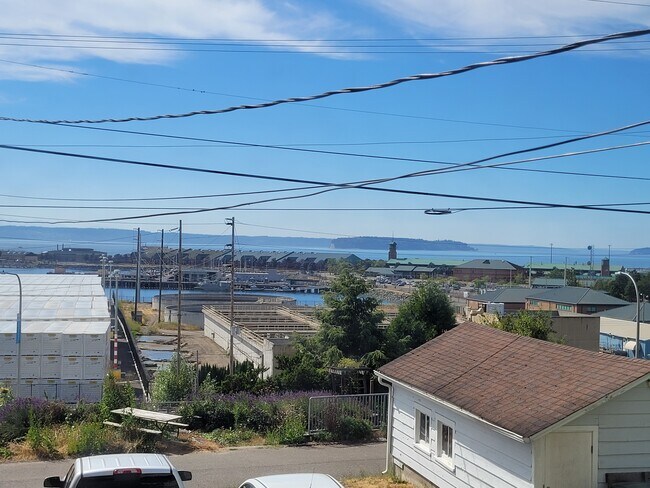 Building Photo - 2216 Grand Ave