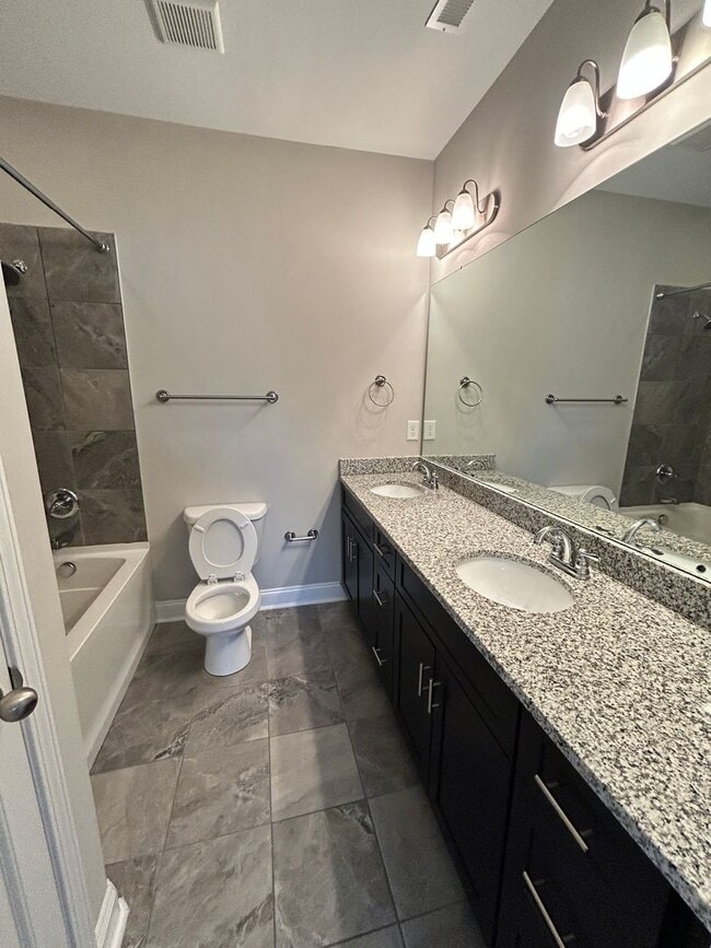 Building Photo - 3 Bedroom 3.5 Bath Spacious Townhome