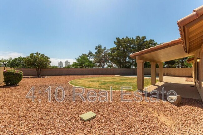 Building Photo - 2381 W Redwood Dr