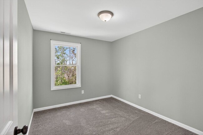 Building Photo - 135 Swallow Dr