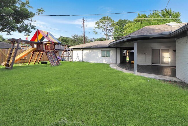 Building Photo - 5602 Sylmar Rd