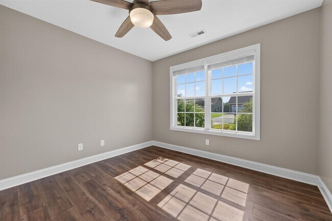 Building Photo - Pet Friendly Three Bedroom!
