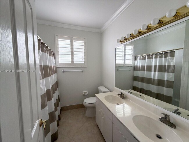 Building Photo - 3279 Huntington