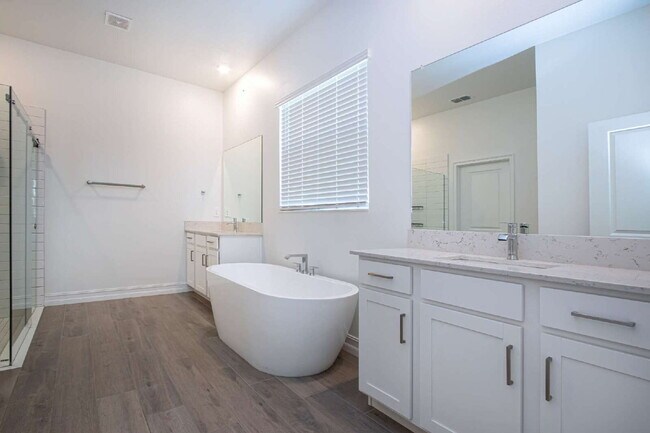 Building Photo - Spacious Like New 4-Bedroom Oasis with 3 F...