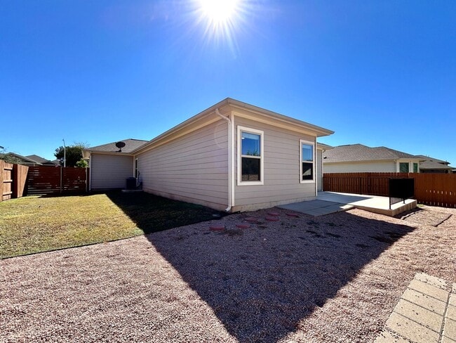 Building Photo - Spacious 3-Bed, 2-Bath Home with 2-Car Gar...