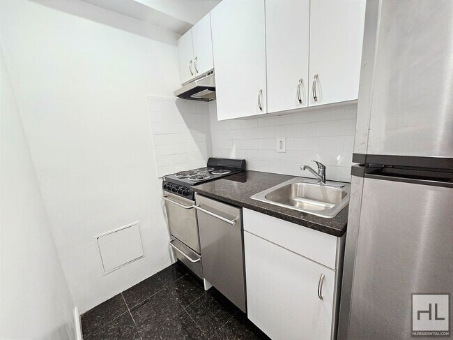 Building Photo - Oversized Eighth-Floor Studio in a Doorman Building Near Central Park