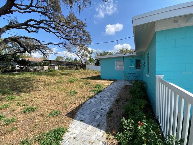 Building Photo - 813 N Waterview Dr