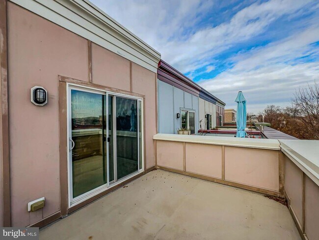 Building Photo - 5722 45th Ave