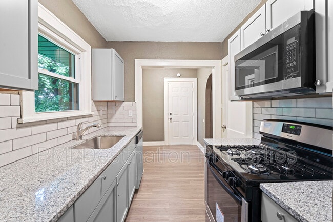 Building Photo - 1312 E 62nd Terrace