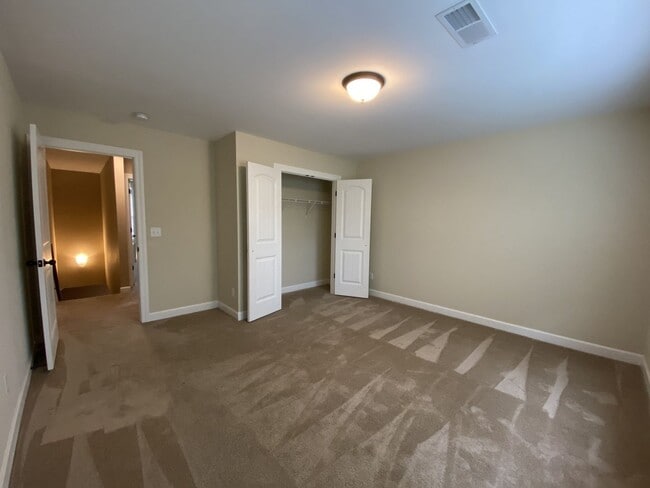 Building Photo - Modern Townhome Close to MTSU