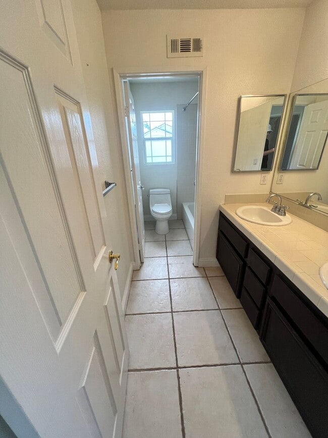 Building Photo - $4,500 - 4 Bed 2.5 Bath House located in G...