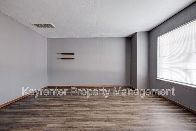 Building Photo - 1701 Oakhurst Ave