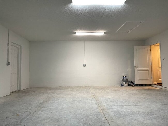 Building Photo - 3 bedroom, 2 bath, 2 car garage home on a ...