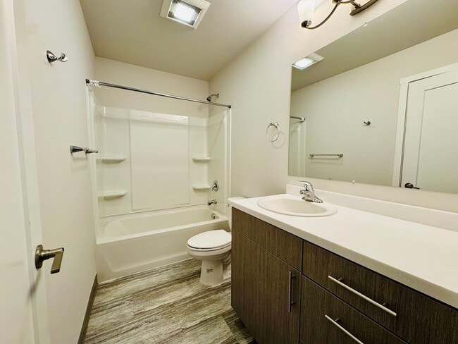 Building Photo - 6 E 12th Ave