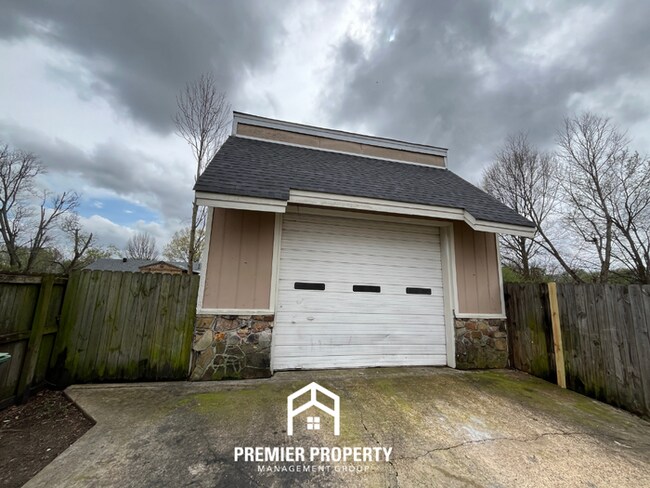 Building Photo - 3-Bedroom Single-Family Home for Rent in Memphis, TN - Vaulted Ceilings & Fenced Yard