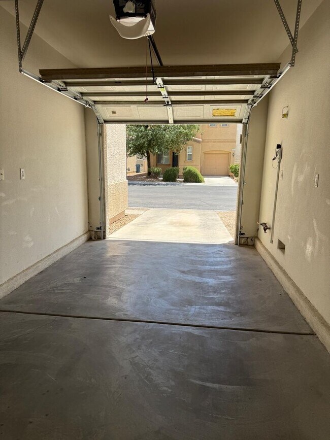 Building Photo - Move-In Ready Opportunity