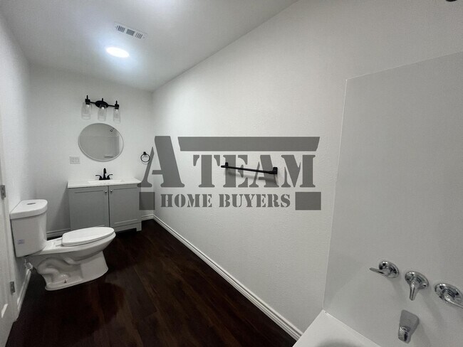 Building Photo - Remodeled 3 Bedroom 2 Bathroom