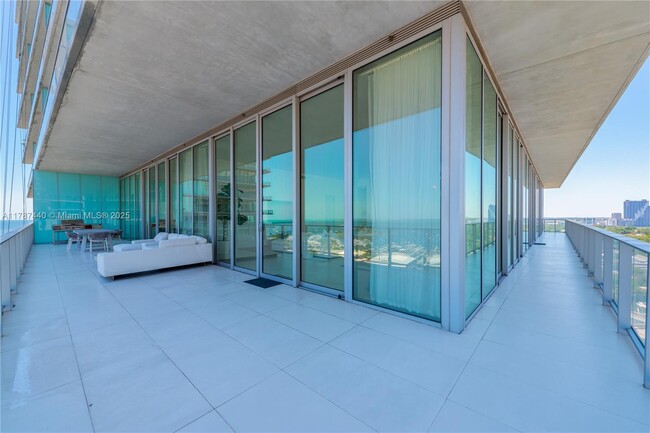 Building Photo - 2669 S Bayshore Dr
