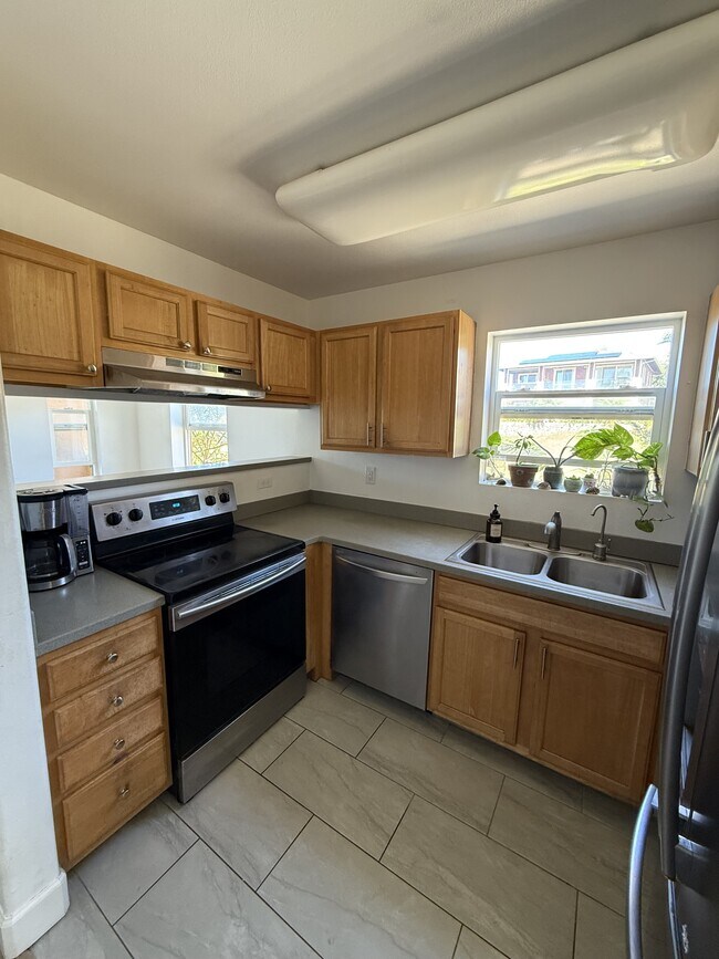 Building Photo - 15 Abbey Ln