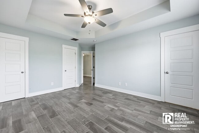 Building Photo - Oversized Kitchen + Near Park Circle Location | 2BR Townhome