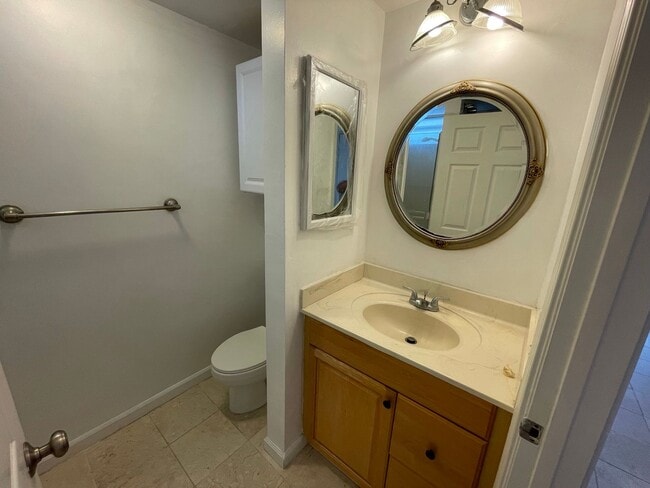 Building Photo - Pool on site! 2 bed 1 bath 1 parking locat...