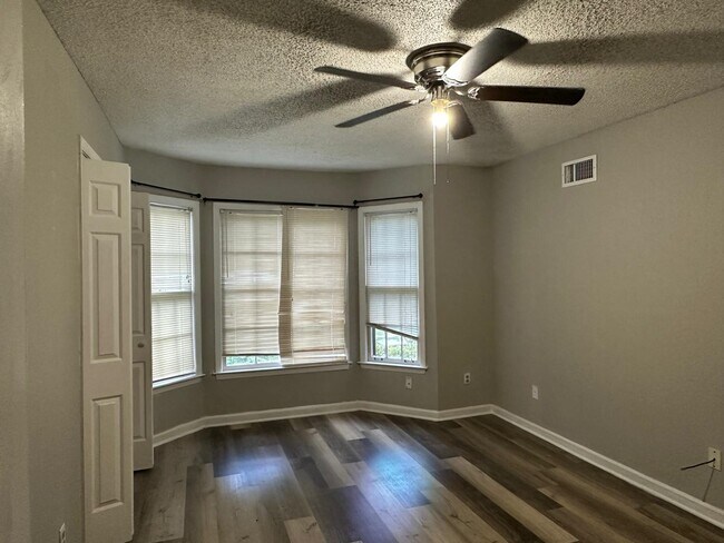 Building Photo - 8588 Kettering Dr