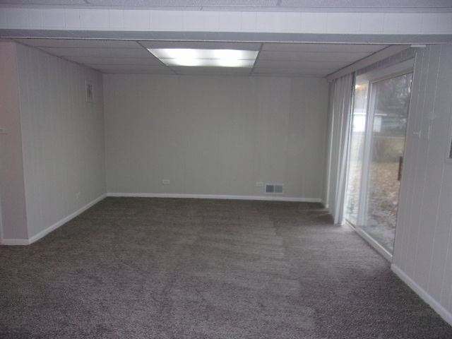 Building Photo - Great 3 bedroom 1.5 bath Tri-level