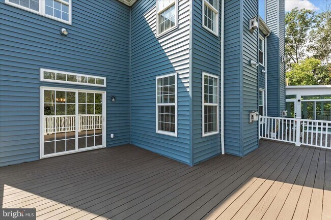 Building Photo - Spacious Townhome with 4 Bedrooms and 3.5 Baths!!