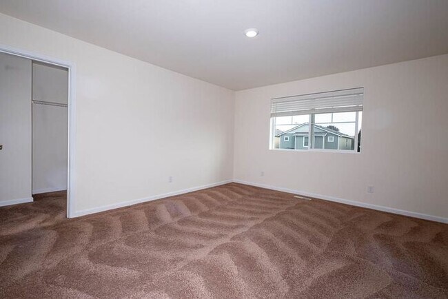 Building Photo - Spacious Newer Home Ready for Move IN