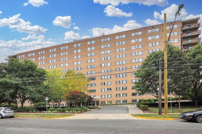 Building Photo - Spacious 1br/1bth Condo minutes from Downtown Silver Spring!