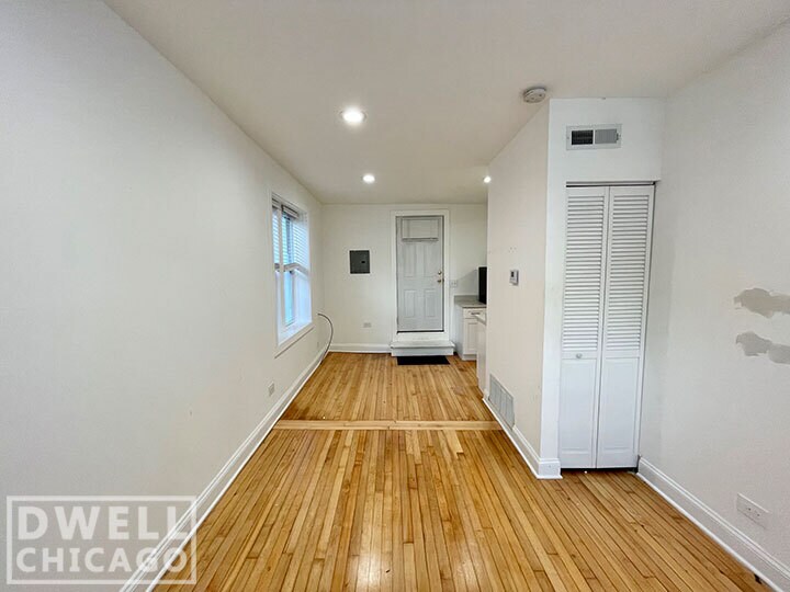 Building Photo - 1851 W Dickens Ave