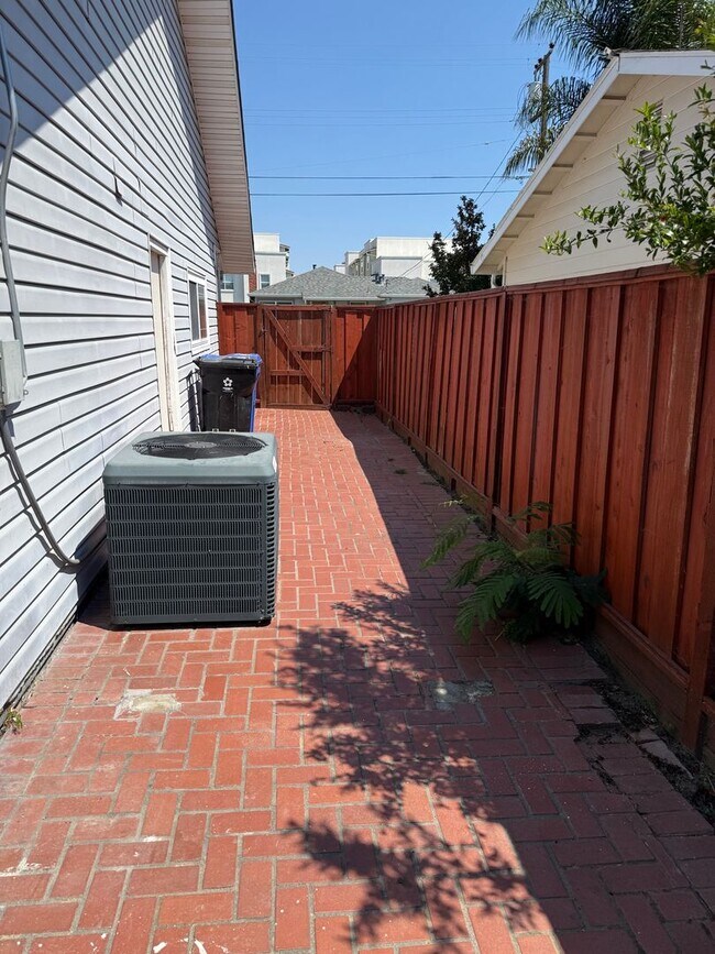Building Photo - $3,700 / Spacious 4BR/2BA Home in Prime Fremont East Bay Location!