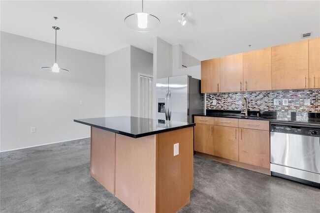 Building Photo - 560 Dutch Valley Rd NE