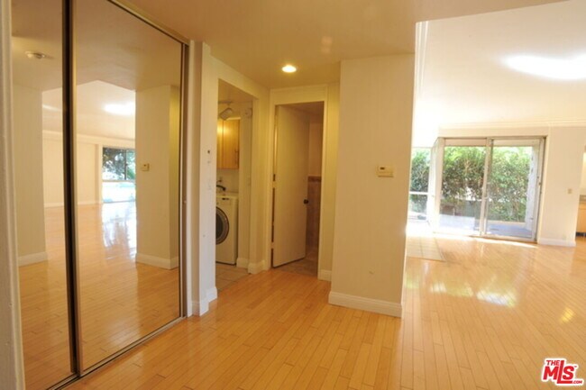 Building Photo - 318 N Maple Dr